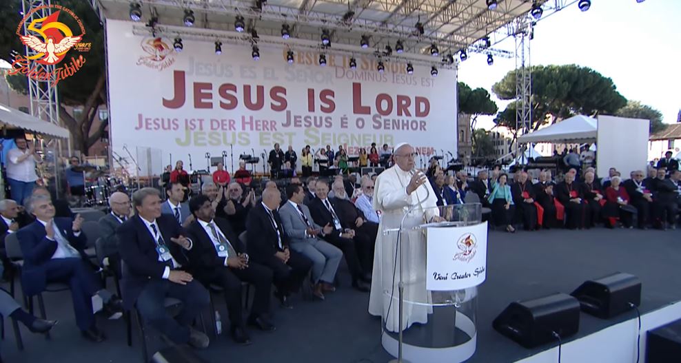 Paus Franciscus 2019 op podium met Jesus is Lord