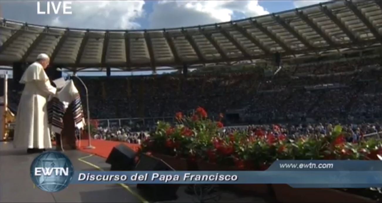 Hier is de paus te zien staande achter de katheder in het Olympisch stadion te Rome op 1 juni 2014