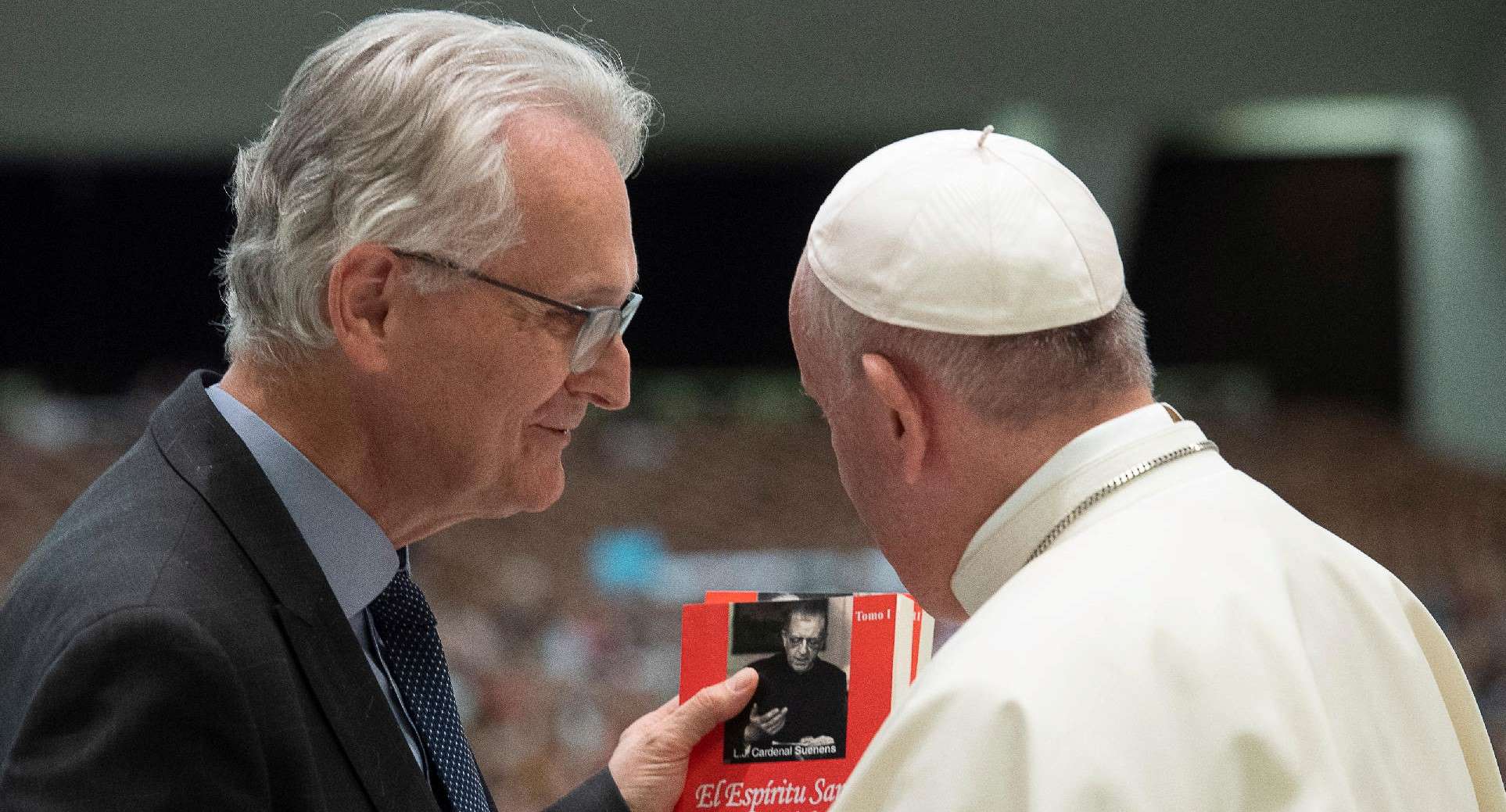 Jean-Luc en paus Franciscus met boek